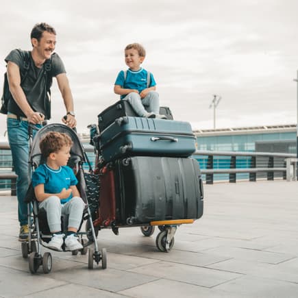 Familie auf Tour mit Reisebuggy